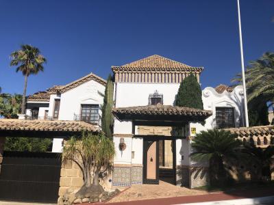 Chalet for sale in Playa Bajadilla-Puertos, Marbella - 8242303