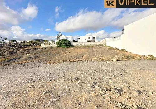 Lands in Las Palmas