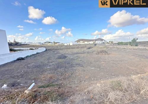 Lands in Las Palmas