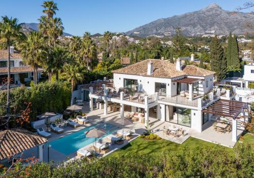 Villa for sale in Los Naranjos, Marbella - 04476