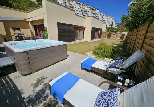 Villa for sale in Los Flamingos, Benahavís - R5084194