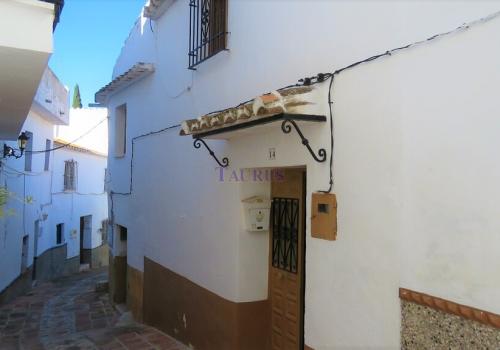 Properties in Comares
